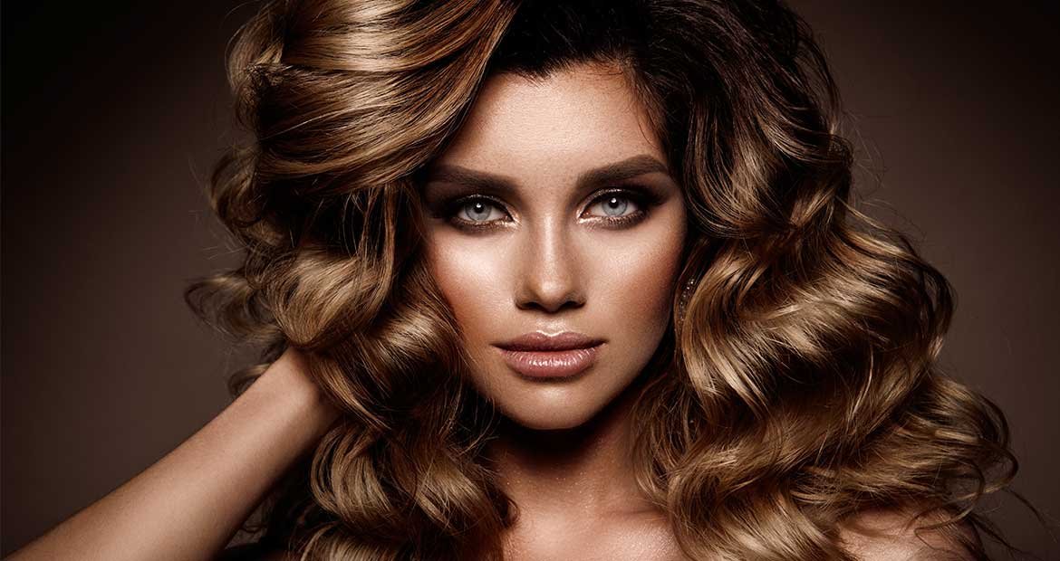 Modelo Com Longos Cabelos Ondulados